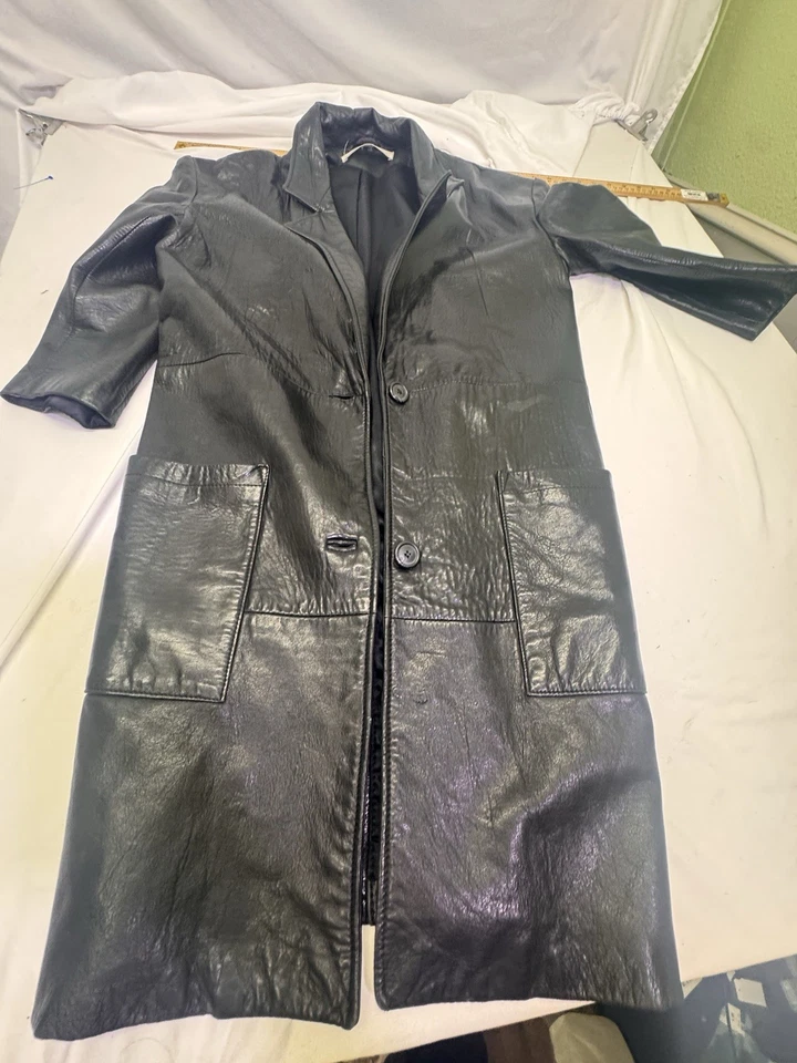 Jaqueta Andrew Marc Feminina Média Couro Preto Botão Frontal Trench Coat Retrô - Imagem 3 de 4