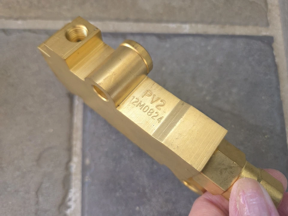 Summit Racing  SUM-760186 Power Brake Proportioning Valve Brass Jeep CJ Foto 3 de 4