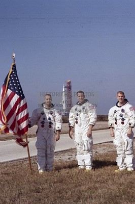 APOLLO 9 ASTRONAUTS IN FRONT OF SATURN V LAUNCH VEHICLE 1968 4X6 PHOTO