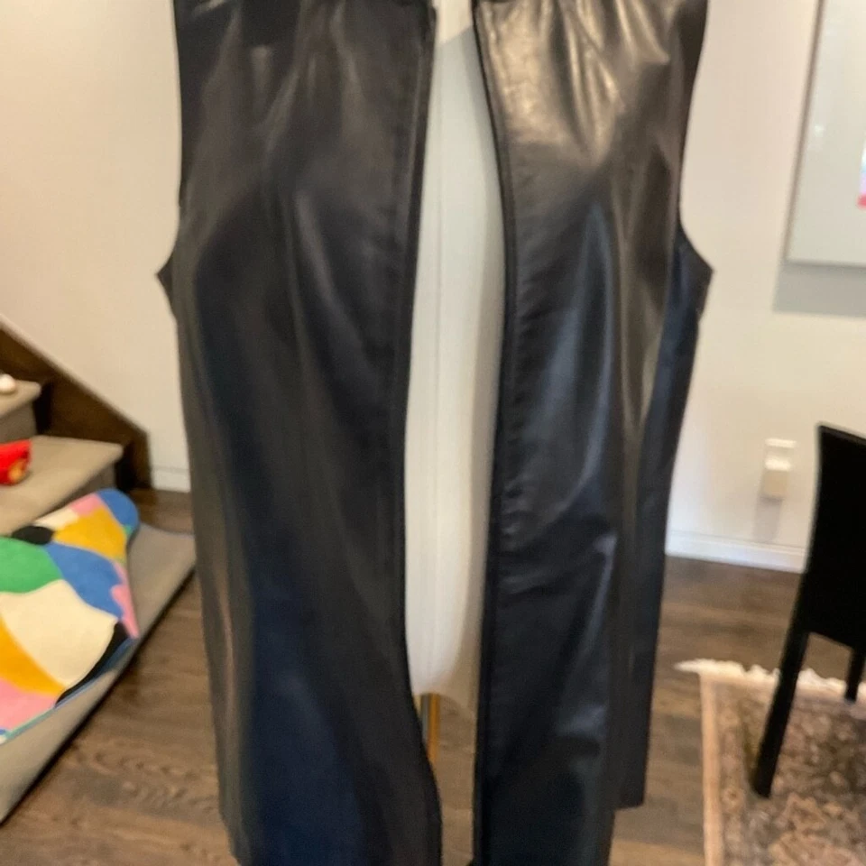 Danier Leather made in Canada! Size Large women’s black leather vest with … - Image 3 of 4