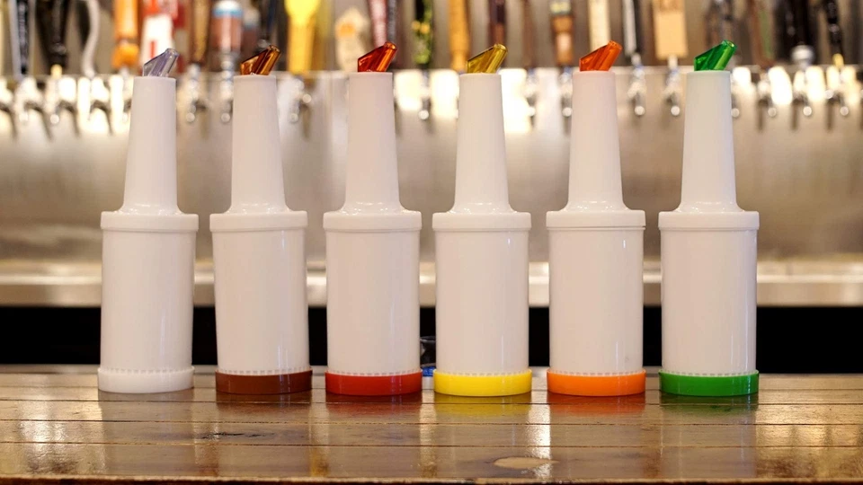 Juego de 6 botellas para verter barra de jugo de fruta y licor Flow-N-Stow de 1 cuarto (32 oz.) Foto 3 de 4