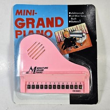 MINI PIANO DE COLA ROSA ECO DE COLECCIÓN AÑOS 80 con LIBRO DE CANCIONES HECHO EN TAIWÁN SELLADO NO FUNCIONA