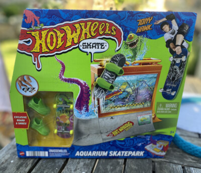 Hot Wheels Skate Aquarium Skatepark – Parque De Patinaje Con Piraña, Fingerboard Exclusivo De Tony Hawk, Para Niños 5+
