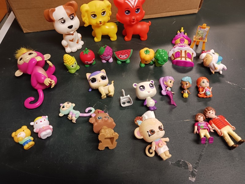 Lot of Toys Wowwee Fingerling, LOL SURPRISE, Bratz Yamsin panda, Hanazuki, Hello