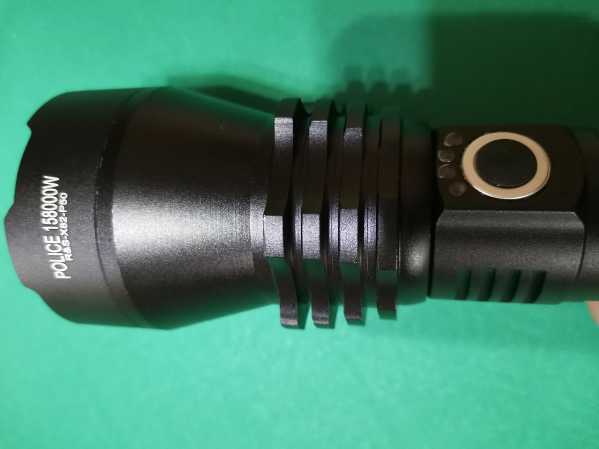 Torcia Tattica Super Potente LED CREE Ricaricabile – 1000 Metri Di Gittata, Zoom, Impermeabile
