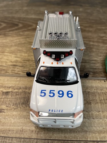 Code 3 Collectibles NYPD 1992 Ford Radio Emergency Truck #6, 12551, 2003 & Patch - Picture 4 of 9