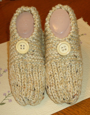 HAND KNITTED WOMAN ~ MEN SLIPPERS  SIZE  -  LARGE 10 - 11   w/ONE  BUTTON ~ NEW
