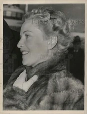 1938 Press Photo Annabella wraps coat around neck in Washington cold weather.