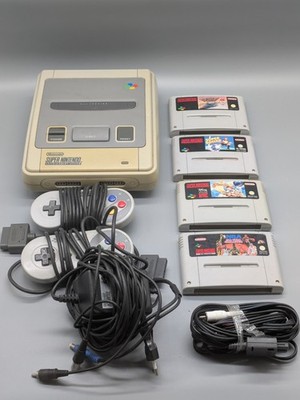 Super Nintendo SNES Konsole Bundle: 2xController, 4 Spiele 