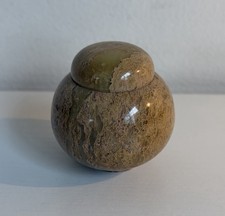 Ancien pot à couvercle en albâtre vert pâle/beige, non marqué