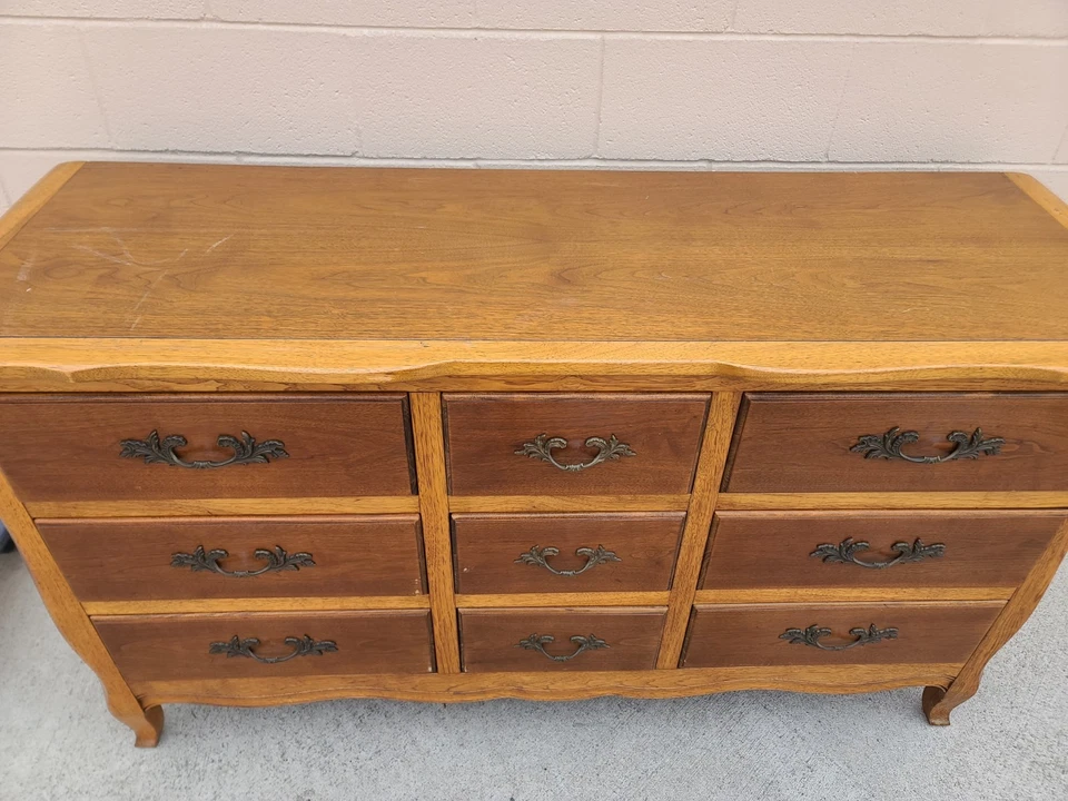 Cómoda de madera Drexel vintage de la regencia provincial francesa Foto 4 de 4