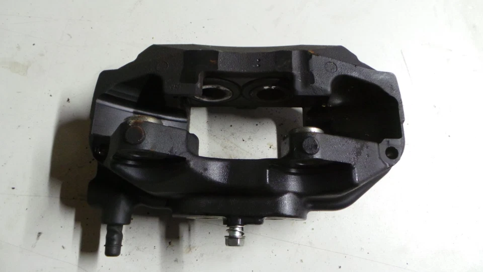 Lexus GS300H 2015 lado del pasajero delantero izquierdo (NSF) pinza de freno Foto 4 de 4