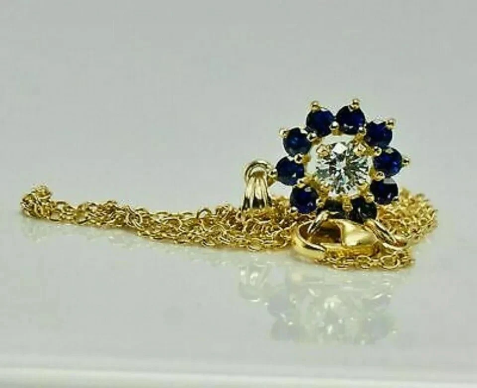 Colgante redondo de diamantes de zafiro creado en laboratorio de 1,50 quilates enchapado en oro amarillo de 14 quilates para mujer Foto 3 de 4