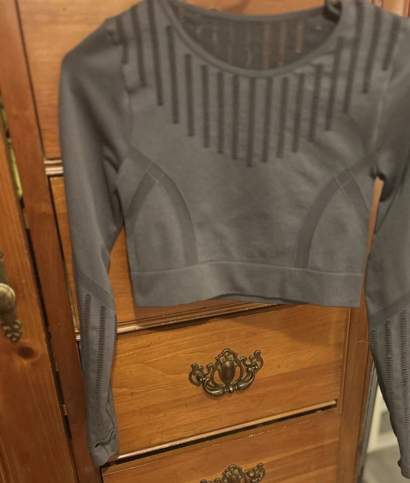 Ladies Gray AQ Sportswear Long Sleeve Size S/M Cropped Activewear Shirt - Image 4 of 4