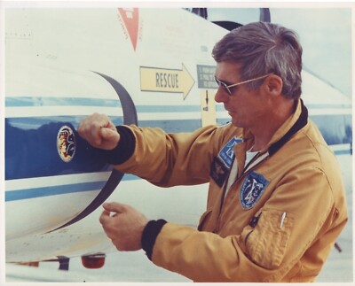 ORIGINAL 1972 NASA ISSUED COLOR PHOTO OF APOLLO 17 ASTRONAUT GENE CERNAN & T-38
