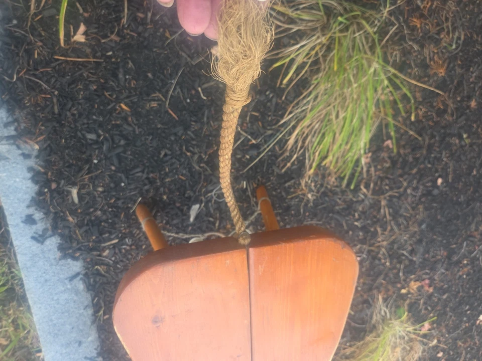 Antiguo taburete de ordeño primitivo con ubres y cola granja primitivas vacas Maine. Foto 4 de 4