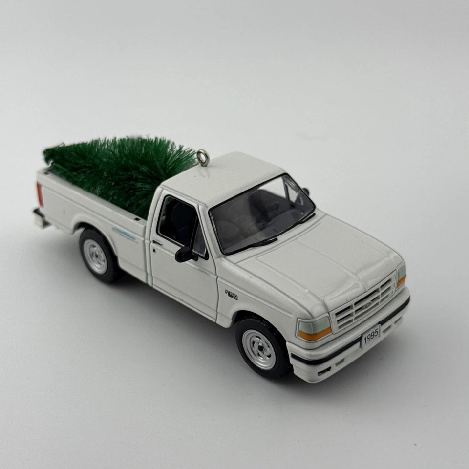 Ornamento Hallmark Keepsake 2025 All-American Trucks 1995 Ford SVT Lightning - Imagem 3 de 4