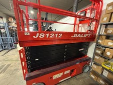 SELF PROPELLED SCISSOR LIFT