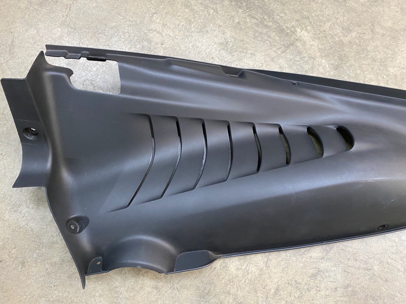 GENUINE FERRARI 488 GTB PASSENGER REAR ENGINE BAY COVER PANEL TRIM VENT 86258400