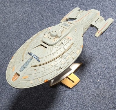 Star Trek Voyager USA Voyager NCC-74656 Playmates Vitrinenmodell 
