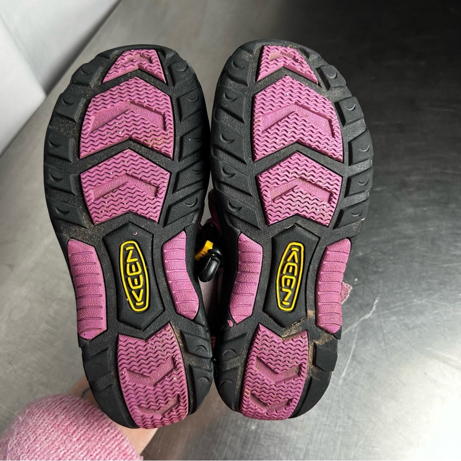 Sandali Keen viola stampa hawaiana taglia 2 giovani