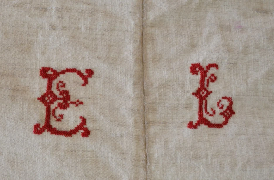 Drap ancien en chanvre et lin  monogramme rouge CL 1,86 m x 2,83 m - Photo 3/4