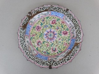 Emaillierter Teller mit Blüten /Landschaftsdekor Famille Rose Stil China 1900