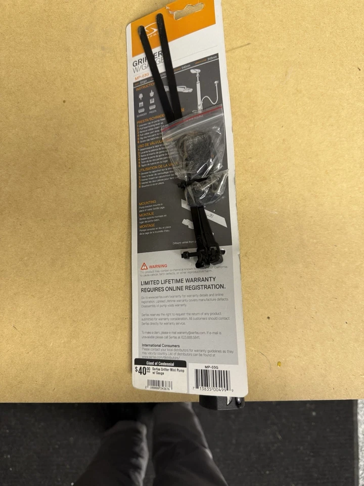 Mini bomba de aire portátil para neumáticos de bicicleta con manómetro y pie Foto 2 de 2