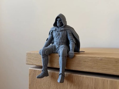 Doctor Doom sitzend auf Leiste - Avengers Doomsday Schreibtisch Buddy mehrfarbig