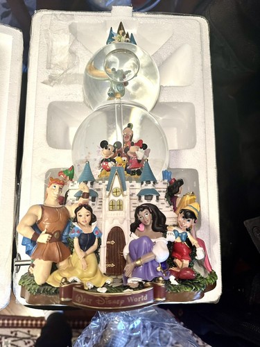 Rare Disney Dumbo and Friends 2-Tier Snow Globe with original box - Picture 10 of 10