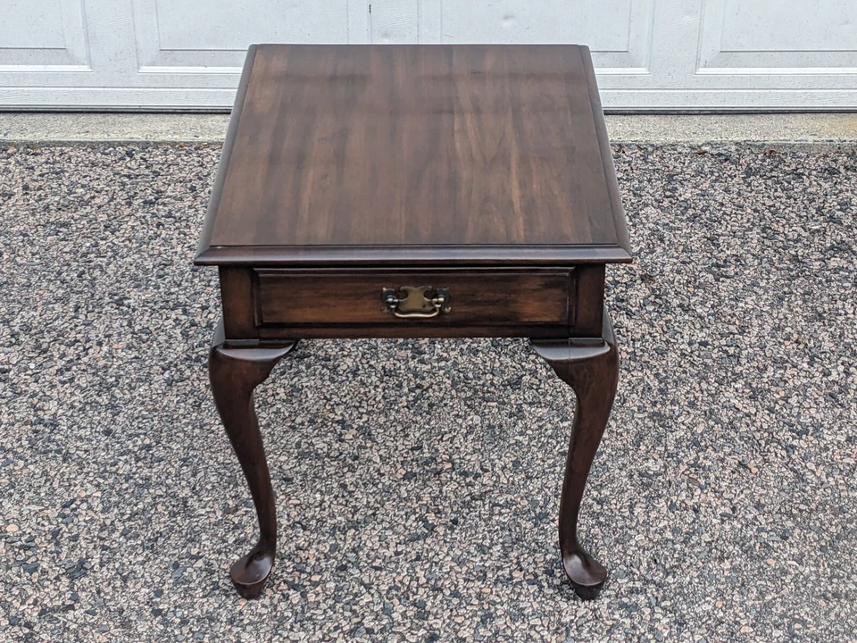 Mesa auxiliar vintage Pennsylvania House madera maciza de cerezo Queen Anne con cajón Foto 2 de 4
