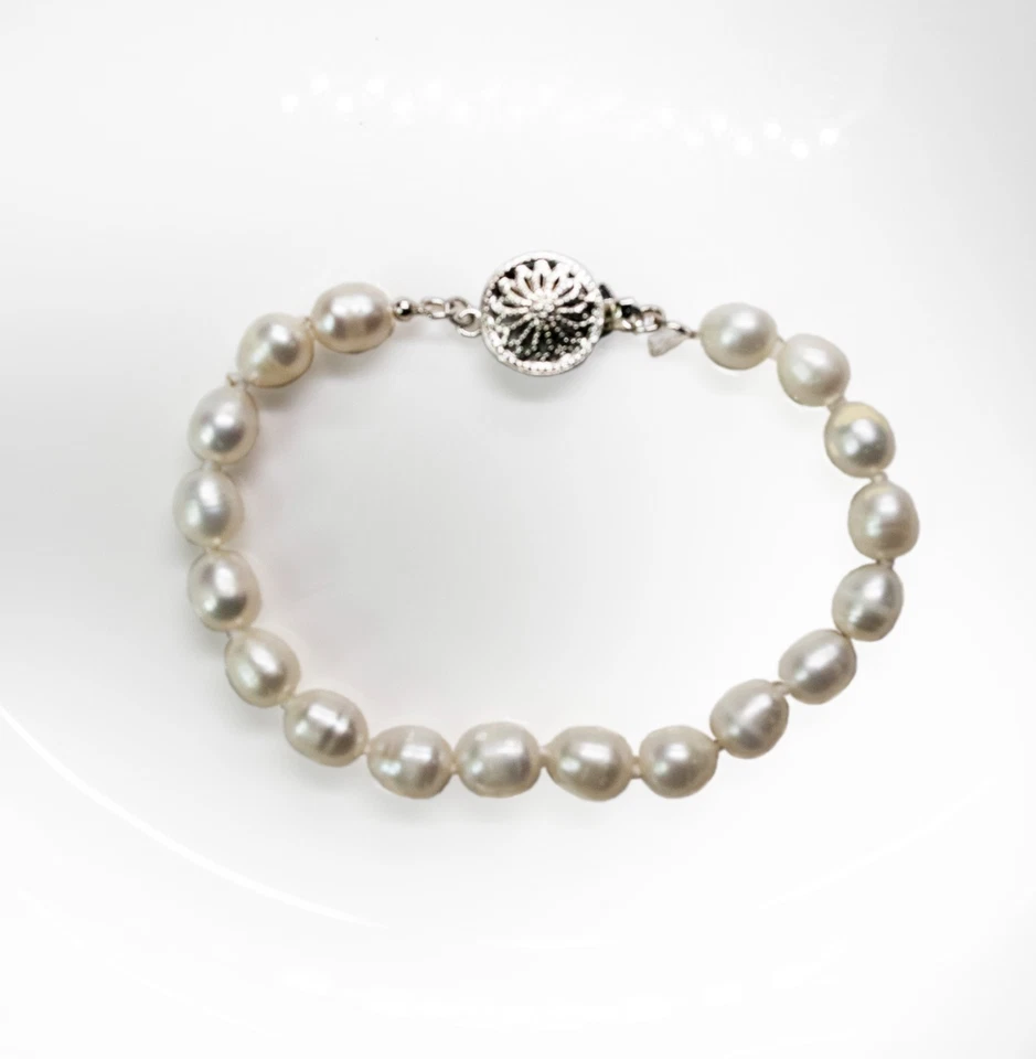 Brazalete de perlas de agua dulce genuinas con cierre de detalles de oro de 10K de 7,1" Foto 3 de 4