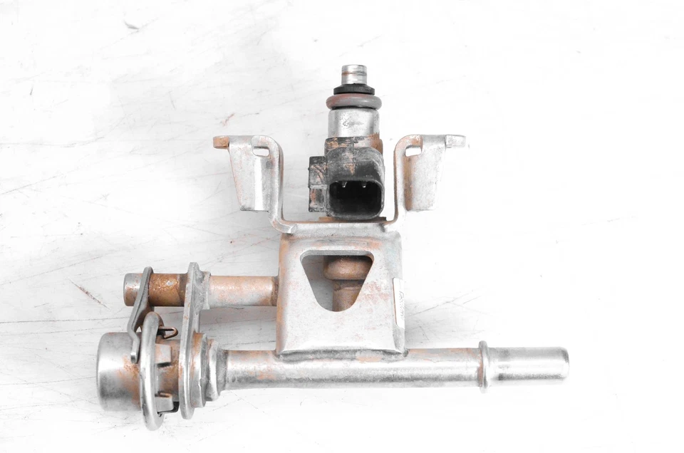 16 Polaris RZR 570 EPS 4x4 Fuel Rail & Injector - Image 2 of 3