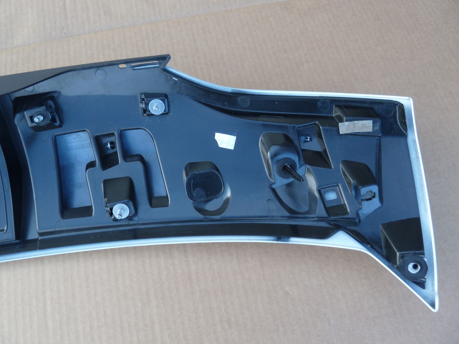 2017-2020 MASERATI LEVANTE REAR LIFTGATE TAILGATE SPOILER PANEL OEM 670042733