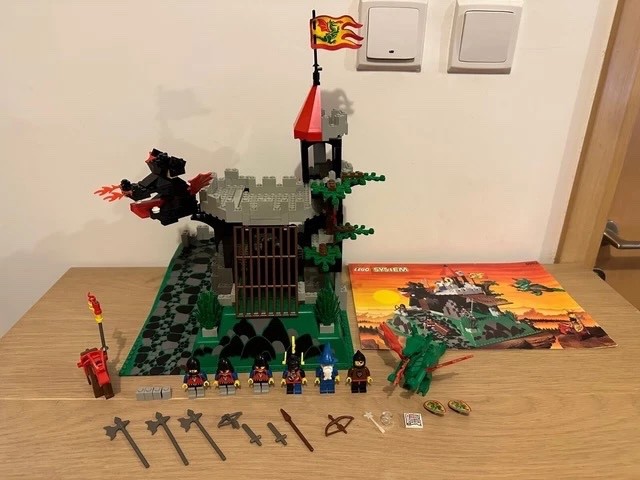 Lego Castle 6082 Fire Breathing Fortress 100% Complete set