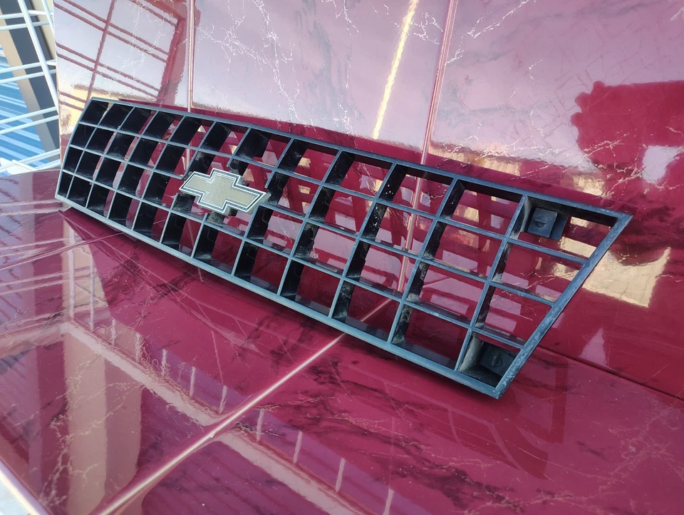 Chevrolet Cavalier 1984-1987 parrilla delantera con emblema negro de fábrica OEM # 14067089 Foto 3 de 4