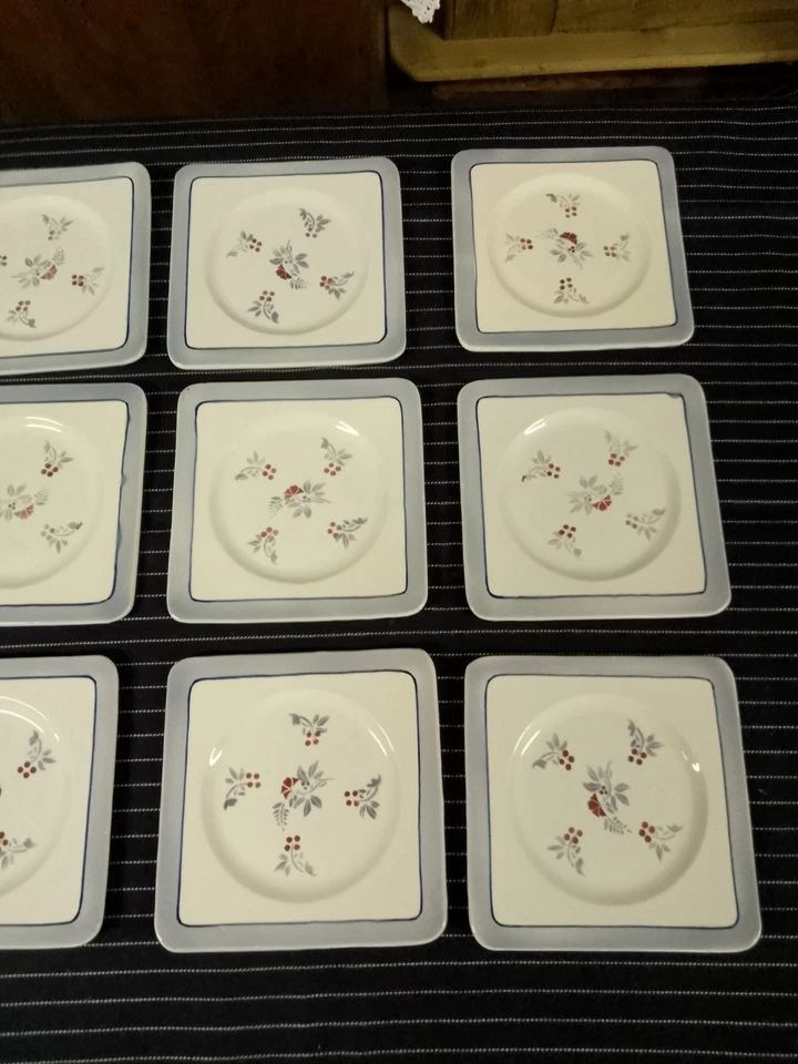 12 Anciennes Assiettes À Dessert Carré En Faïence Marly 55 Fleurs Grise Et... - Photo 2/4