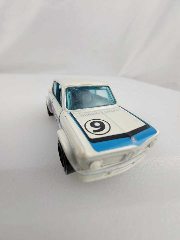 Литые модели Hot Wheels 2 BMW 2002 белые  - Изображение 2 из 4