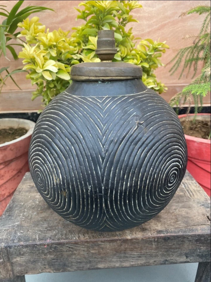 Antigua base de lámpara de hierro con acabado de latón Foto 4 de 4