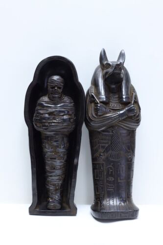 Ataúd antiguo dios egipcio Anubis con la momia egipcia dentro de él - Imagen 1 de 10