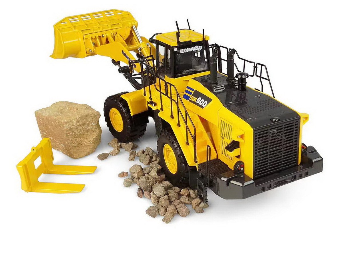 Universal Hobbies 1/50 Komatsu WA600-8 Stone Handler DieCast Model