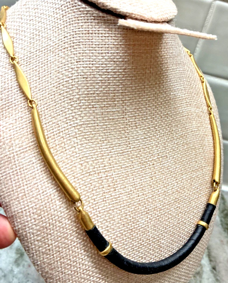 Collar Stella & Dot Marcell Envoltura de Cuero Dorado y Negro 18" L4 Foto 3 de 4