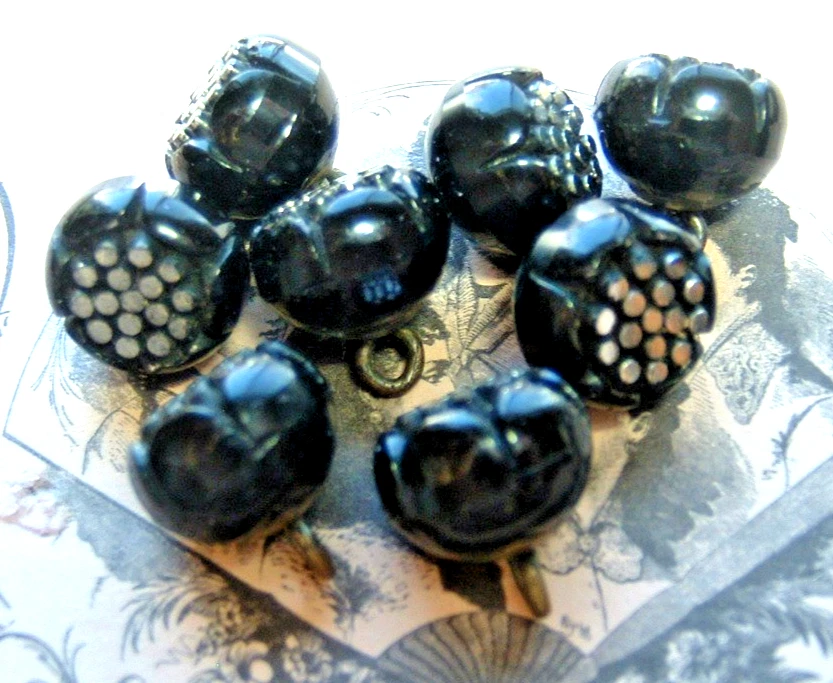 8 pequeños botones antiguos de vidrio negro ahuecados tapa afeitada con puntos elevados plateados 3/8" Foto 4 de 4