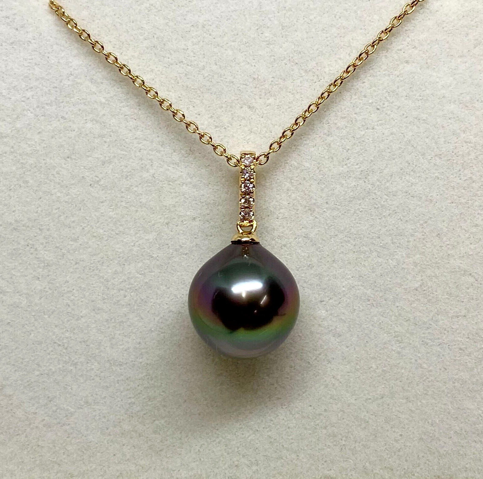 Colgante impecable de perlas de agua salada de Tahití de 12 x 11,5 mm de oro amarillo y diamante de 18 quilates