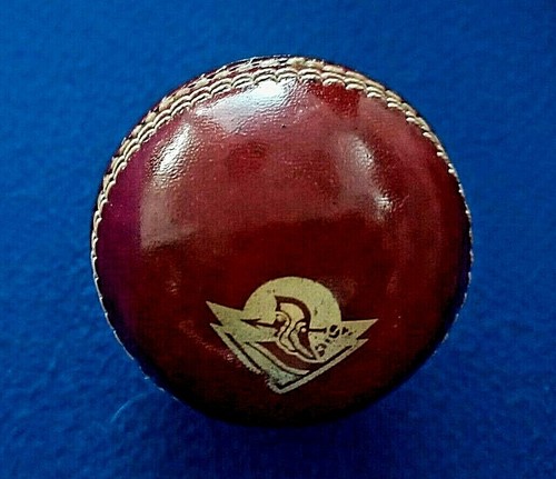 NEW ZEALAND MASTER BLASTER CHRIS CAIRNS "SIGNED" CRICKET BALL - Picture 2 of 2