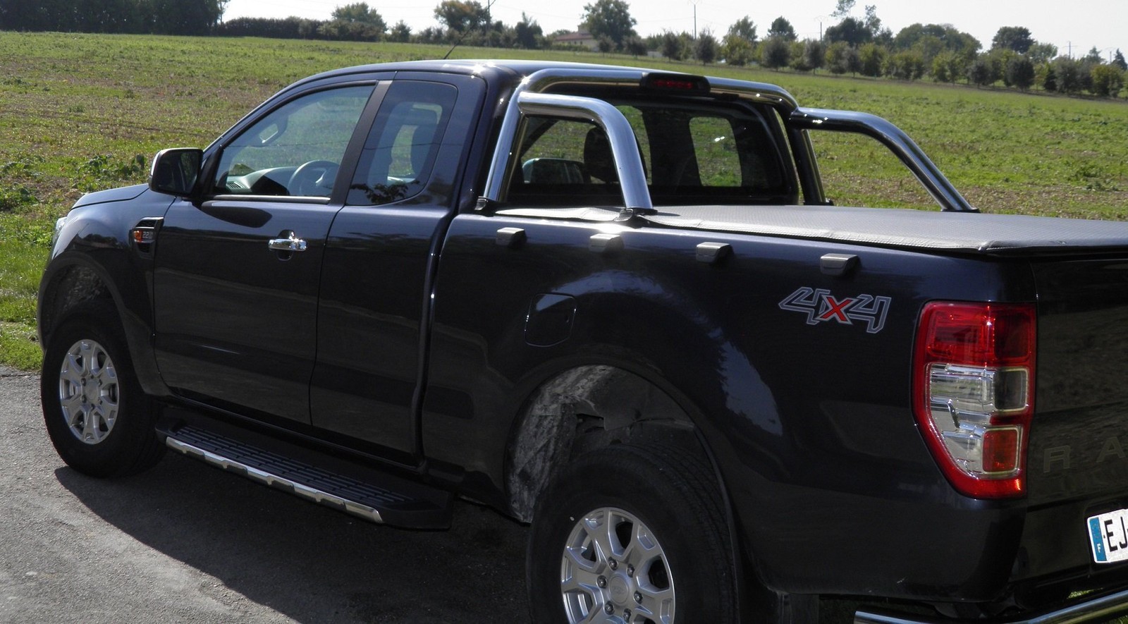 Ford Ranger T6 Super Cab - Soft Roll Up Tonneau Cover - Fits with OE Roll Bar