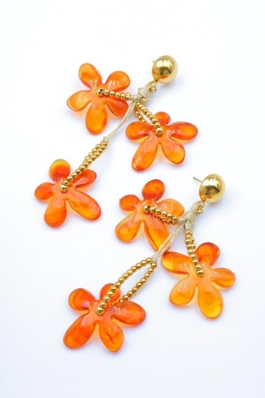 Boucles d'oreilles pendantes fleurs blanches pour un mariage bohème