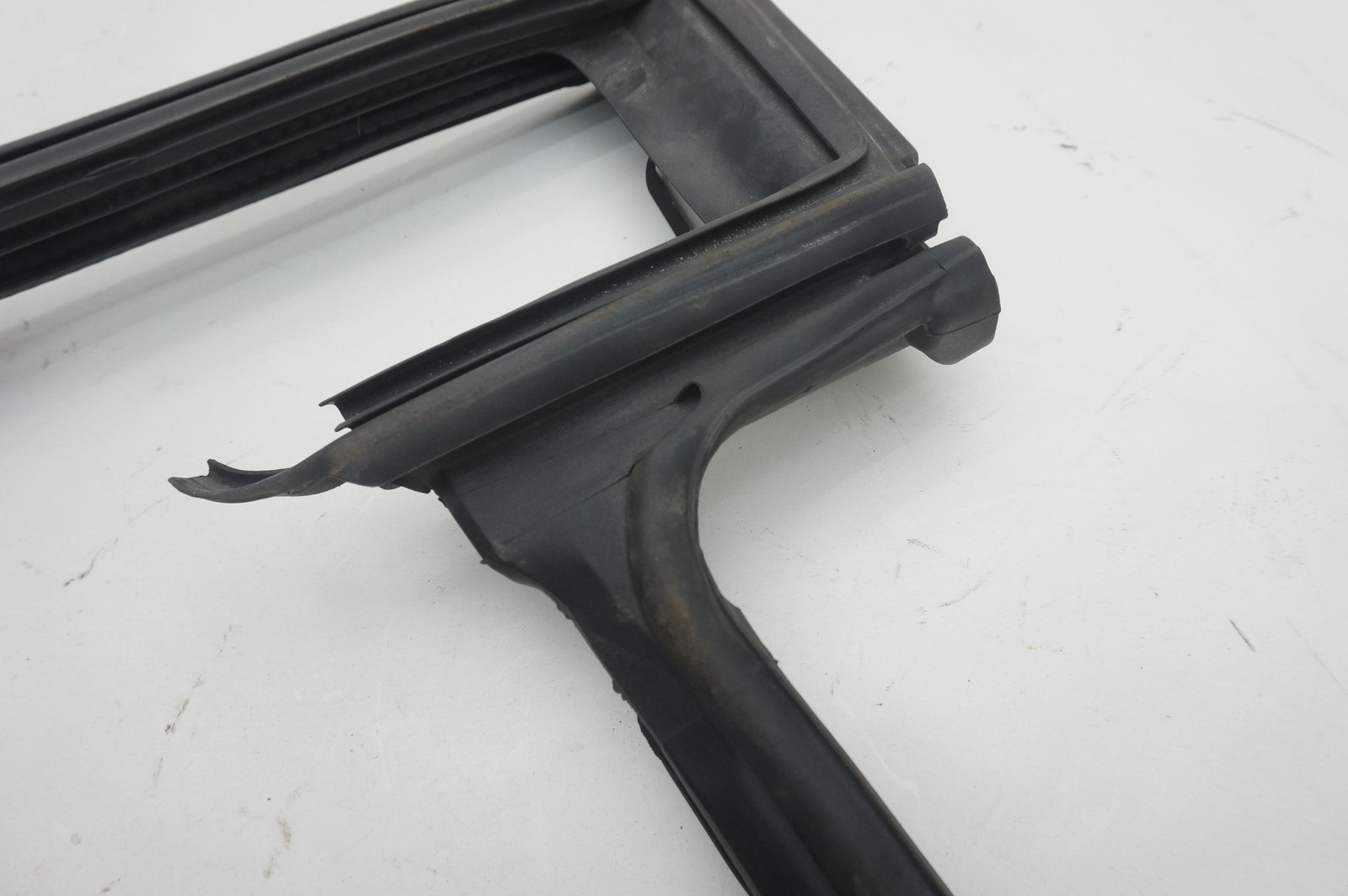 Left Door Perimeter Window Weather Strip Seal 82200000 Ferrari 488 Spider 2017