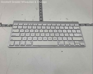 Apple Wireless Keyboard A1314- Powers On
