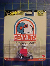 HOT WHEELS PREMIUM POP CULTURE PEANUTS RACING CLUB SNOOPY NIP REAL RIDERS